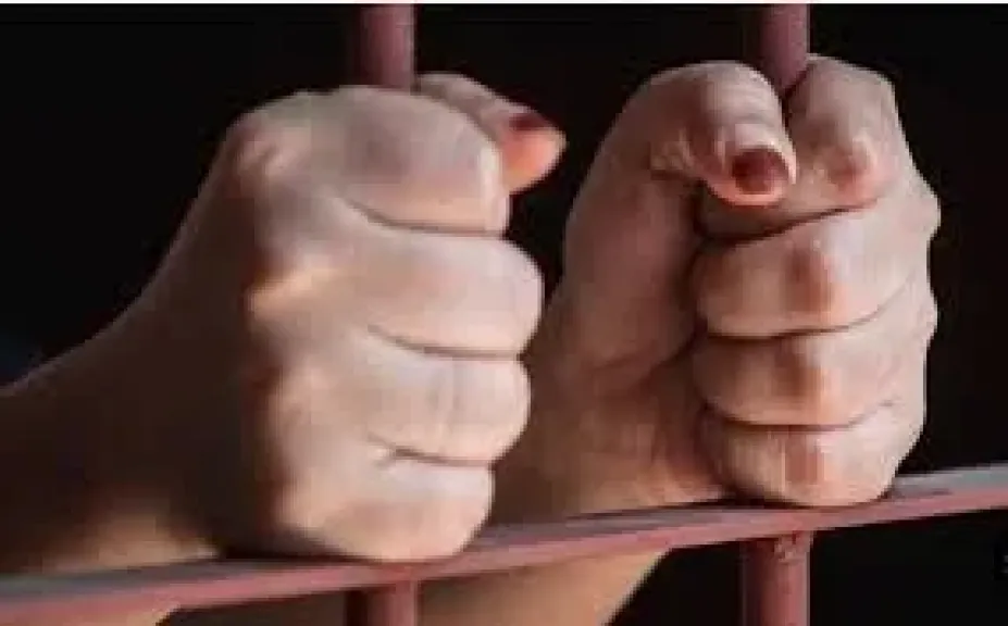 حيس فتاة وصديقها بتهمه قتل عامل في البحيرة