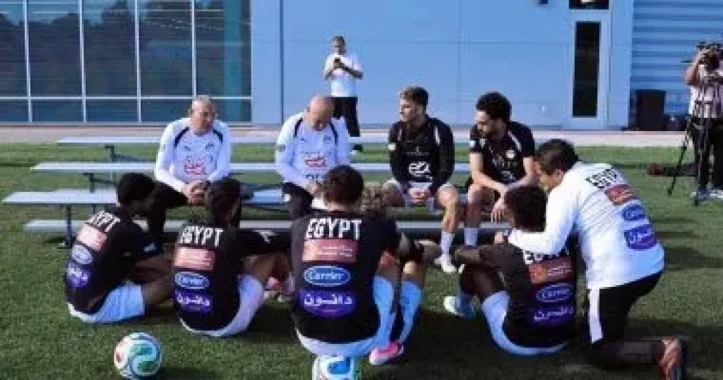 حسام حسن مع لاعبي منتخب مصر