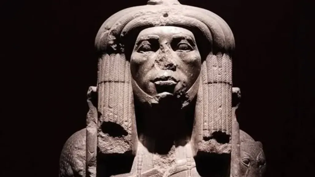 القطع الاثريه مفقوده الانف
