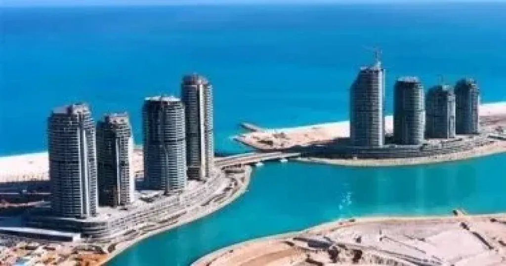 وزارة الإسكان تعلن طرح قطع أراضٍ استثمارية في العلمين الجديدة