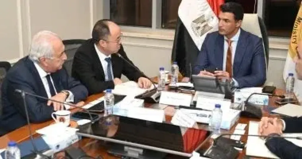 وزير الصناعة يبحث مع ممثلي الشركة الصينية الوطنية