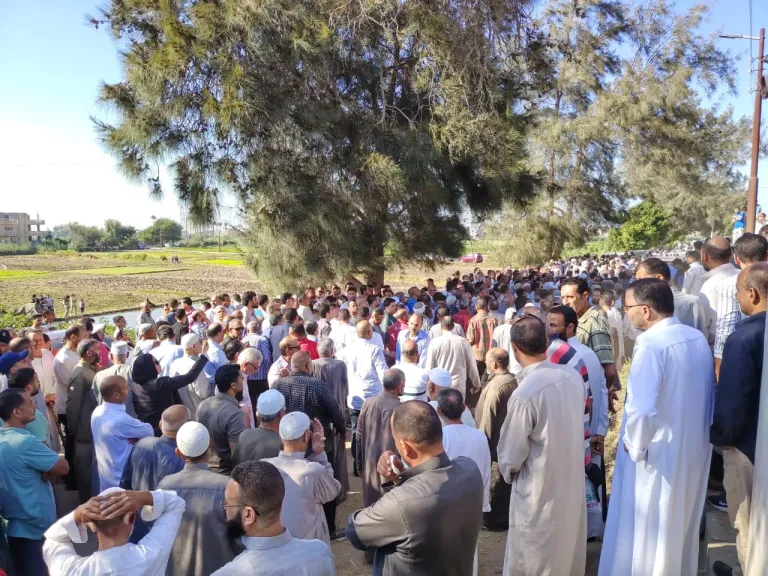 الآلاف يشاركون في تشييع جثمان عبد العزيز مخيون بمسقط رأسه