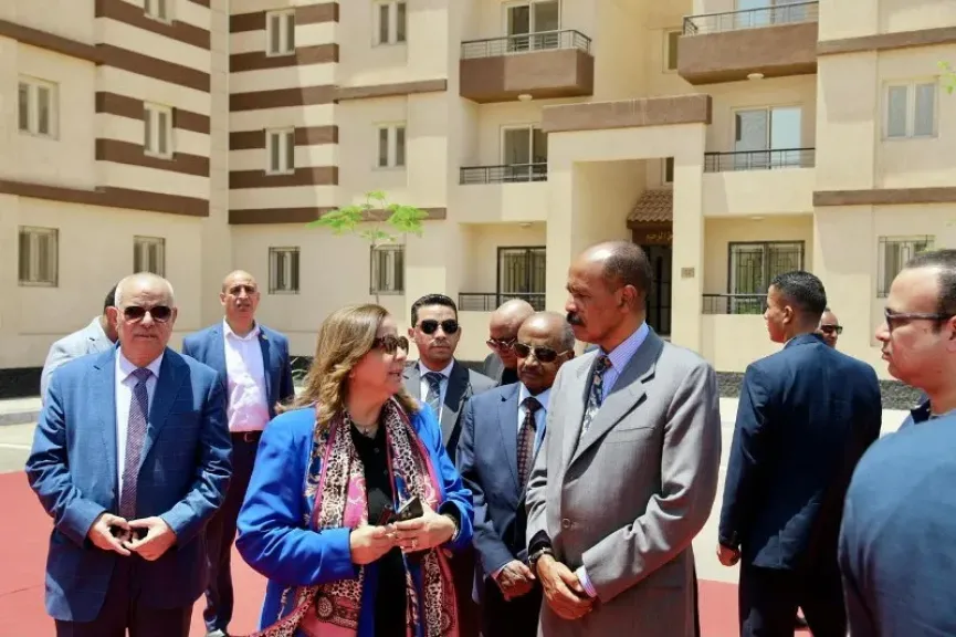 الرئيس الإريتري يزور وحدات المبادرة الرئاسية سكن لكل المصريين