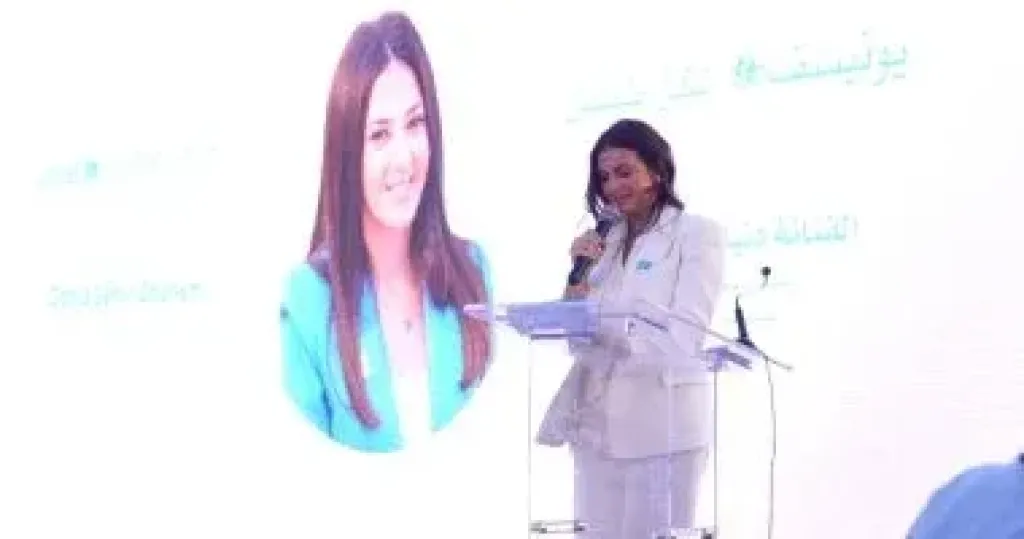 دنيا سمير غانم تبكى فى احتفالية يونيسف