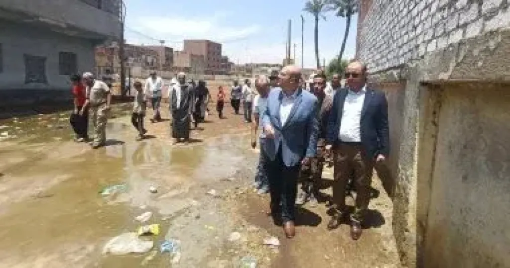 نائب محافظ الجيزة يتفقد مناطق تجمعات المياه الجوفية بقرية العطف