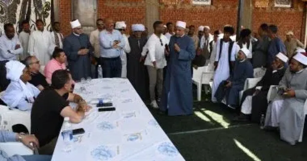 محافظ أسوان يعقد لقاءً جماهيرياً مع أهالى نجع الشطب