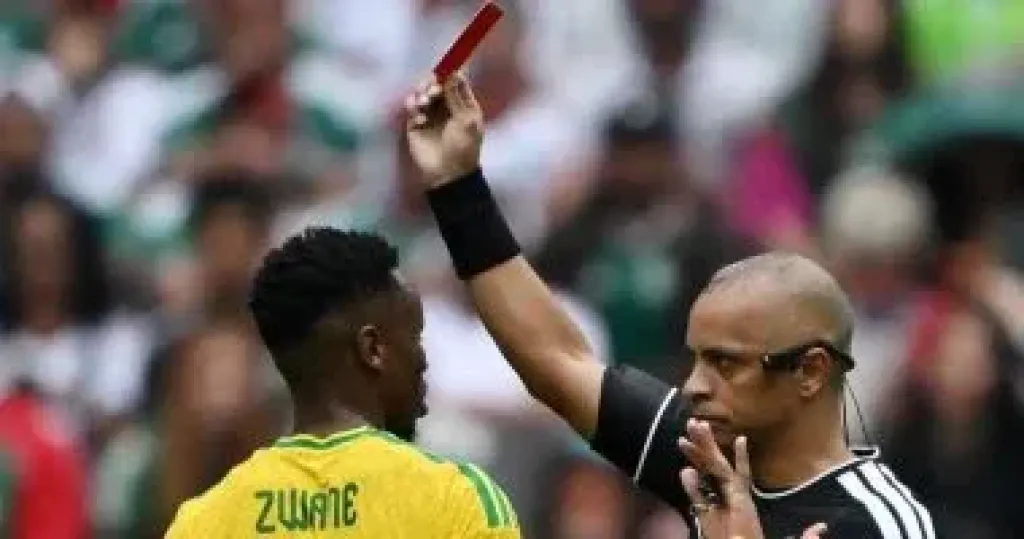 طرد لاعب جنوب أفريقيا