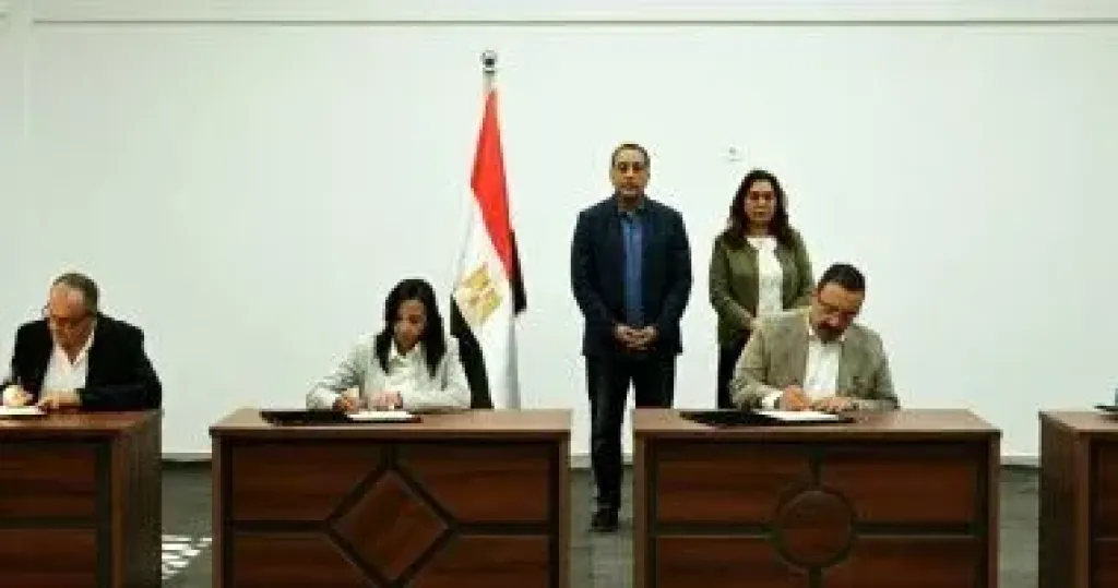 جانب من التوقيع