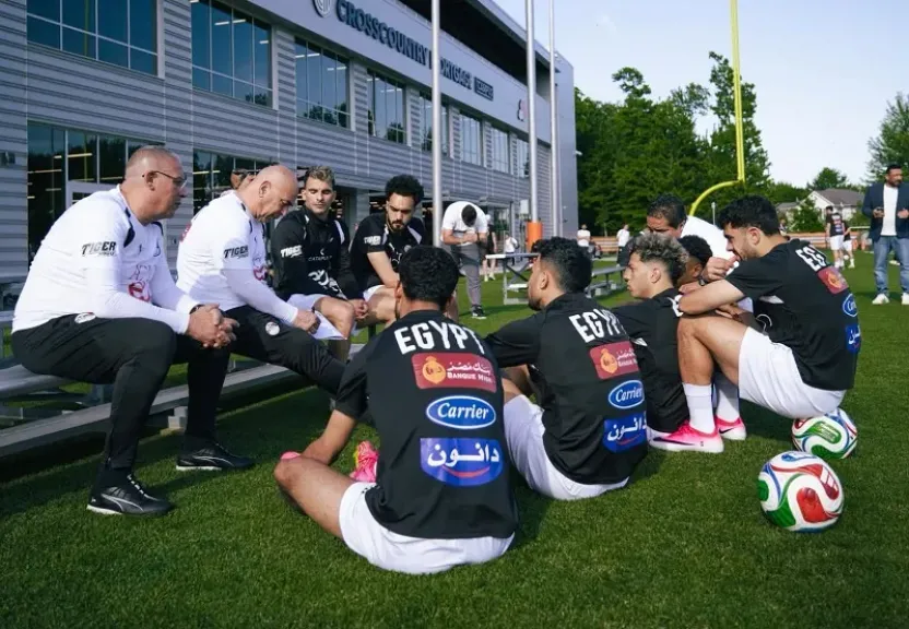حسام حسن مع لاعبي المنتخب