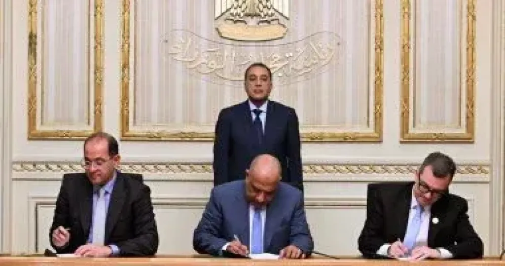 جانب من التوقيع 
