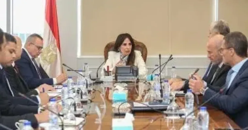 المهندسة راندة المنشاوي وزيرة الإسكان وجانب من الاجتماع