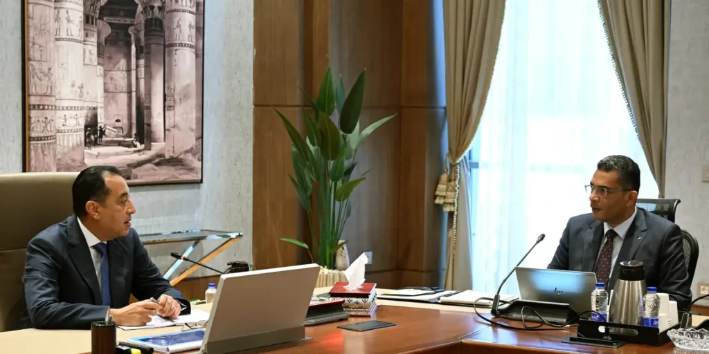 الحكومة تستعرض موقف المشروعات الخدمية والتنموية بالبحر الأحمر 