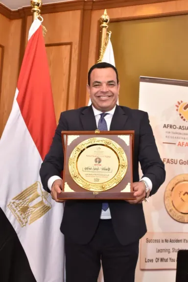 الأعلامي أيمن عادلى