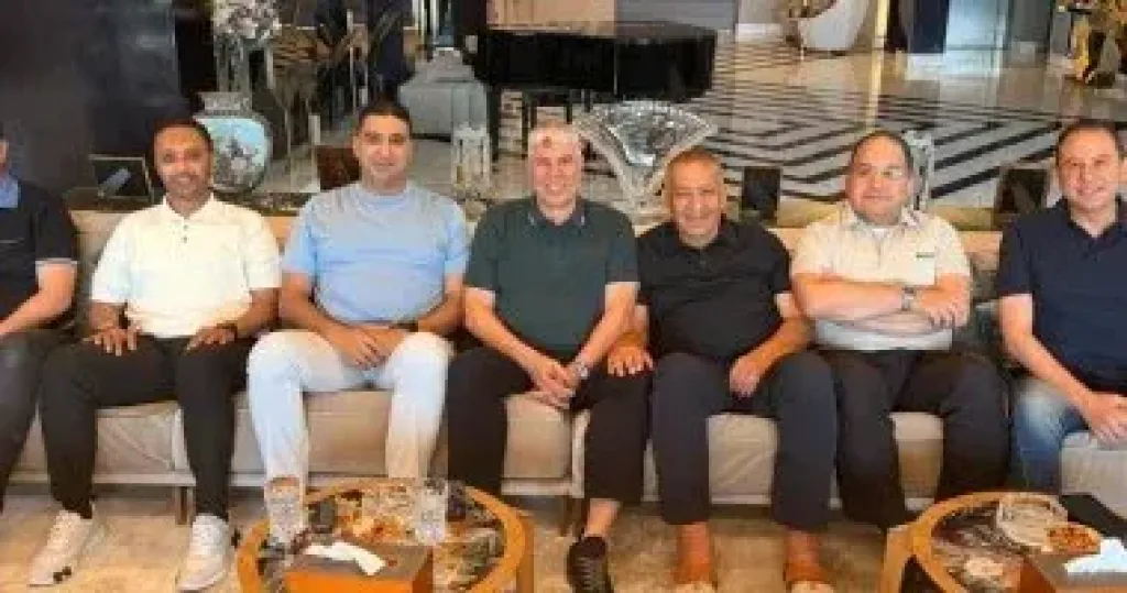 شوبير مع مسؤول النادى المصرى البور سعيدى