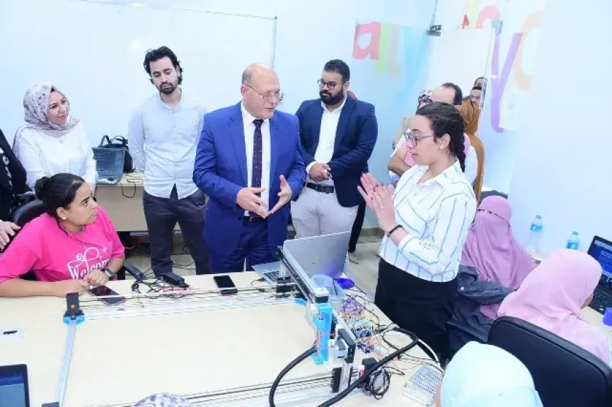 رئيس جامعة سوهاج يتفقد معمل التصنيع الرقمي وتدريب ريادة الأعمال