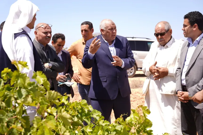 محافظ مطروح يشيد بمزرعة نموذجية تعتمد على تحلية مياه الآبار ويوجه بالتوسع في التجربة