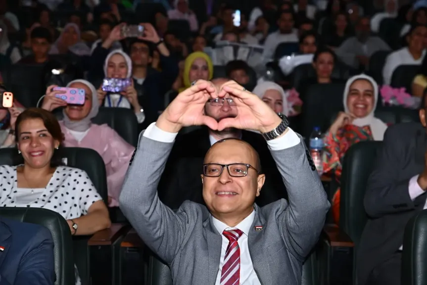 جانب من متابعه 