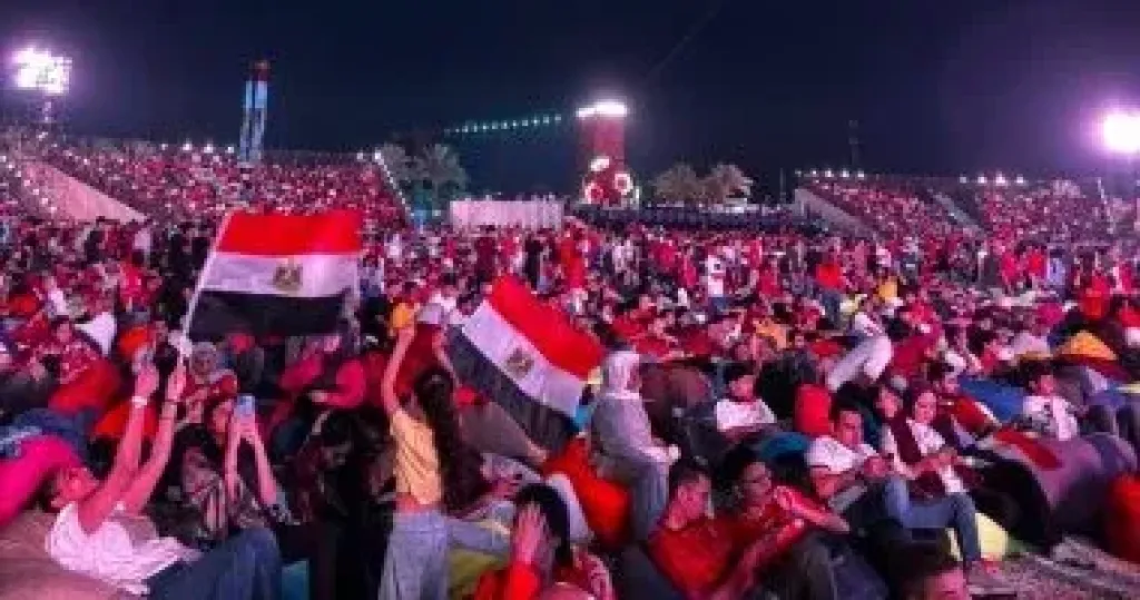 حشود من الجماهير efz فى العاصمه الجديده لتشجيع المنتخب