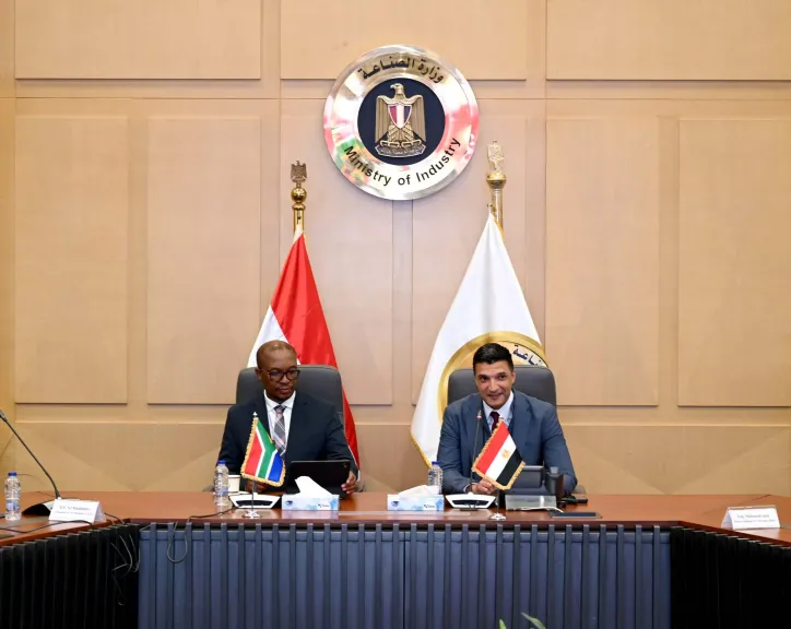 وزير التجارة والنصاعة وجانب من اللقاء