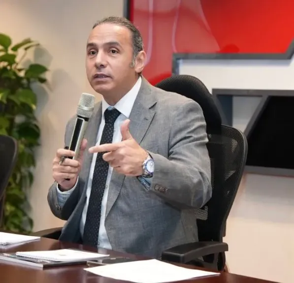 الدكتور إسلام عزام