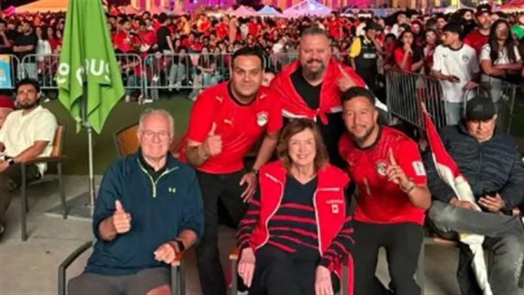 كارولين باريش مع الجماهير المصريين فى منتخب مصر