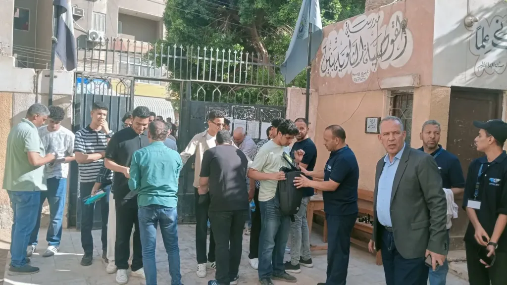 جانب من متابعه 