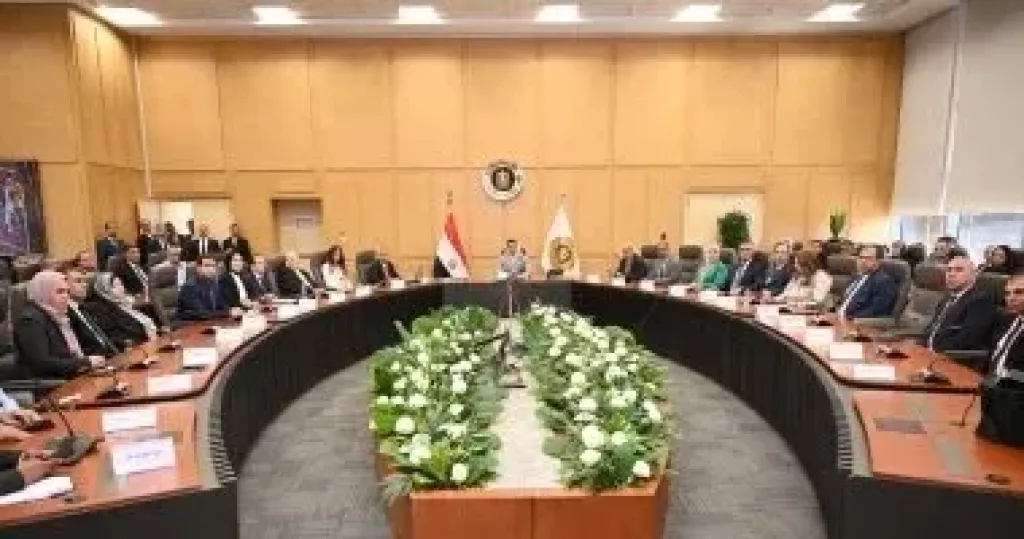 المهندس خالد هاشم وزير الصناعة وجانب من اللقاء