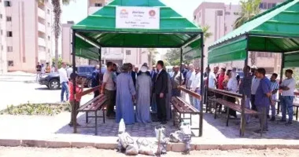 وزير العمل يفتتح ساحة انتظار ومظلات للعمال 