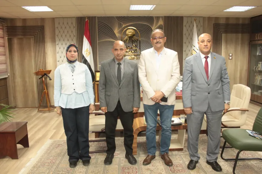 جانب من متابعه 