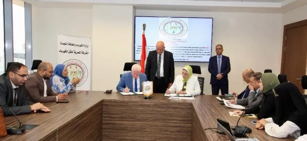 جانب من توقيع لبغقود