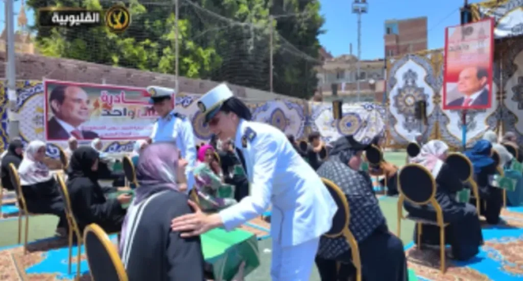 الداخلية تواصل الاحتفال بذكرى 30 يونيو بتوزيع مساعدات وهدايا على المواطنين