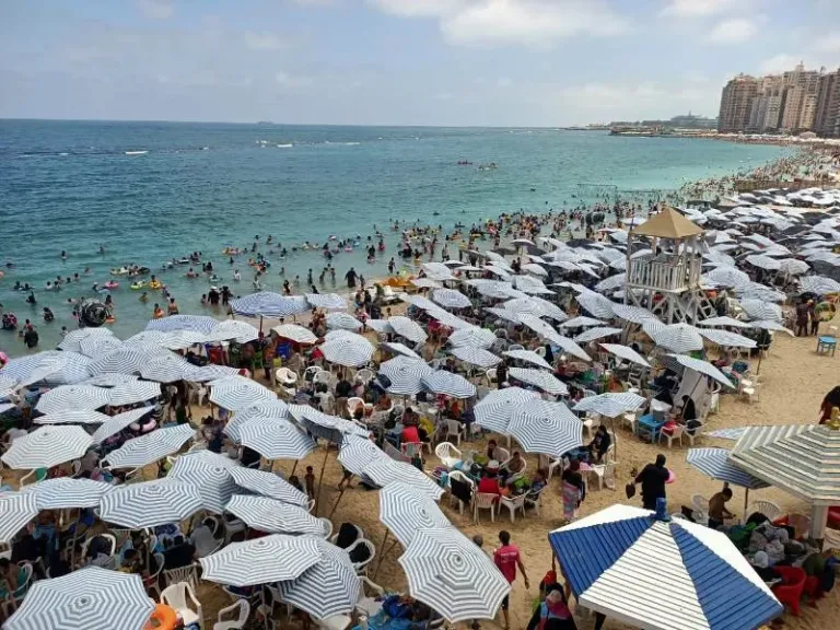 شواطئ الإسكندرية ترفع شعار كامل العدد