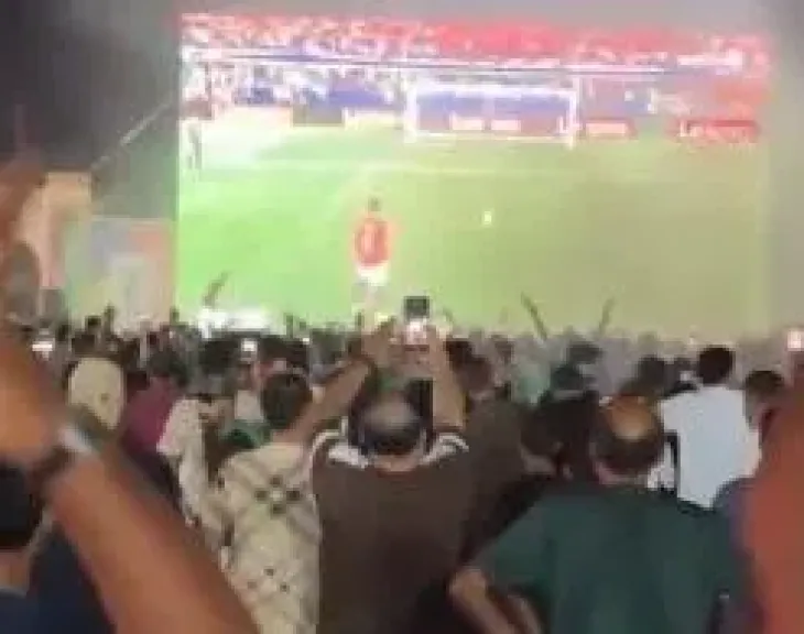مئات الليبيين يحتشدون في ميدان الشهداء بطرابلس لدعم المنتخب المصري