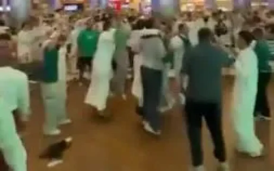 المشجعون السعوديون والمصريون يتعانقون بعد تأهل منتخب مصر