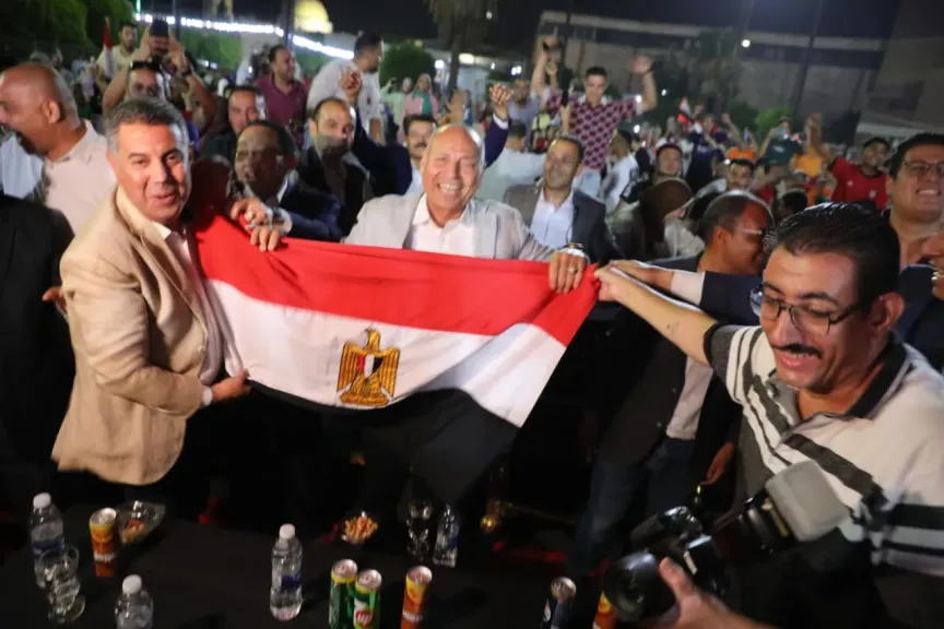 مشاركة محافظ القاهرة فرحة الجماهير