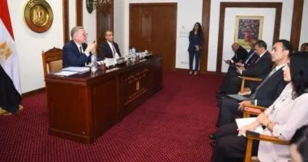 الوزيرين مع ممثلي السفارات الأجنبية في مصر