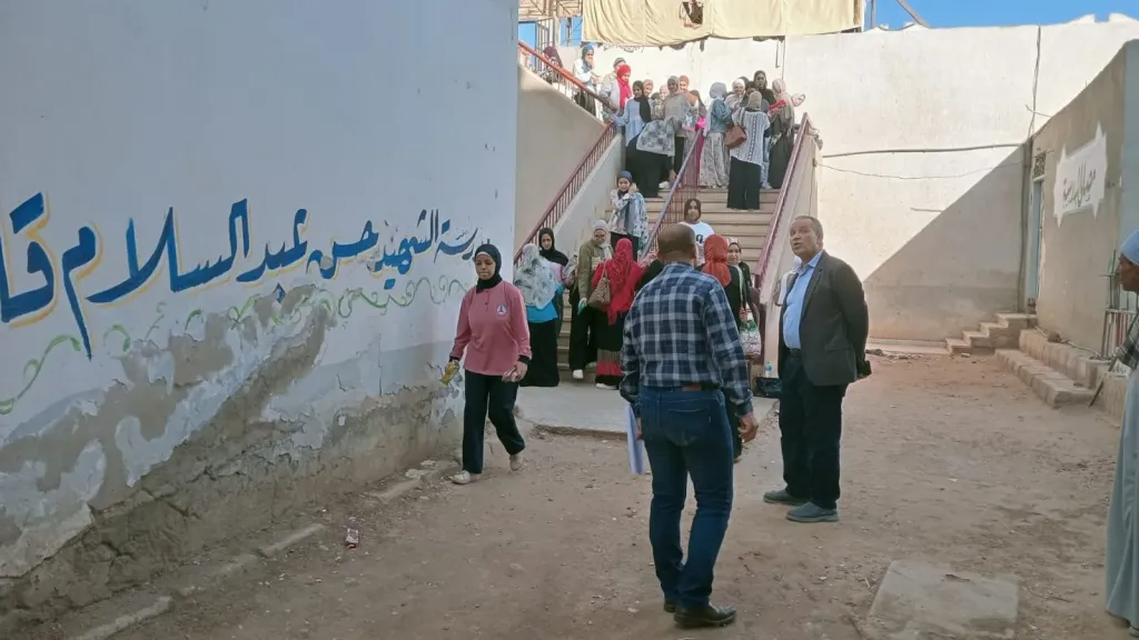 جانب من متابعه 