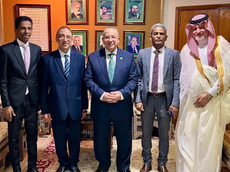 جانب من الحضور يتوسطهم نقيب الاشراف