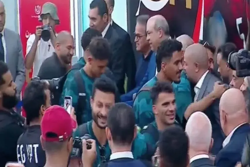 نائب رئيس الوزراء يستقبل بعثة المنتخب الوطني في مطار العلمين