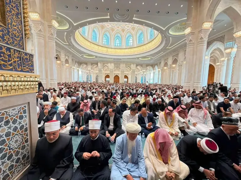 المفتي يؤدي صلاة الجمعة بمسجد الإمام البخاري بمدينة سمرقند