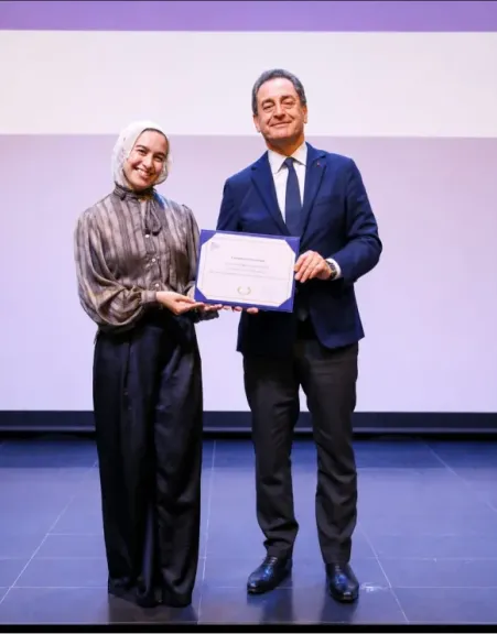 السفير الفرنسى والطالبة ملك حسام جلال عيسى