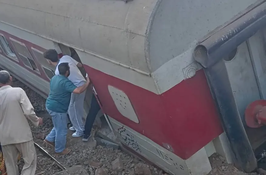خروج عربة من القطار رقم 450 عن القضبان أثناء دخوله محطة محلة روح