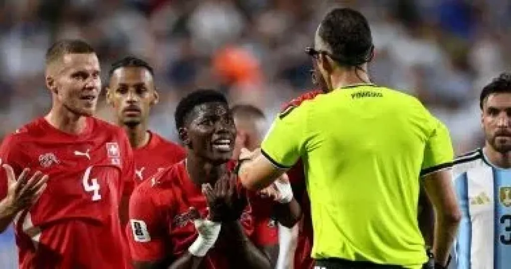 لقطة طرد إمبولو لاعب سويسرا