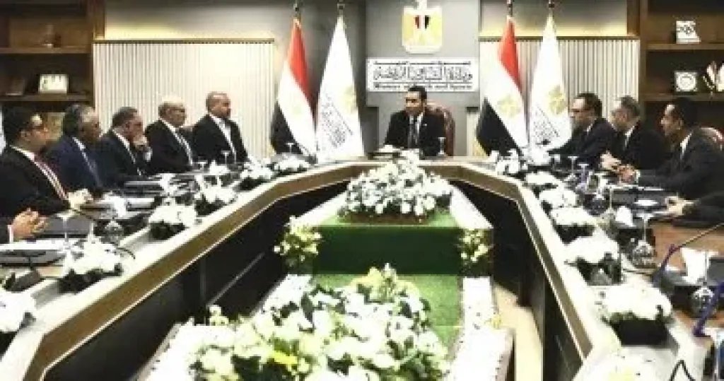 جوهر نبيل يتوسط اجتماع عقد الشراكة بين ناديي الشرقية والسويس مع إنبى وبتروجت