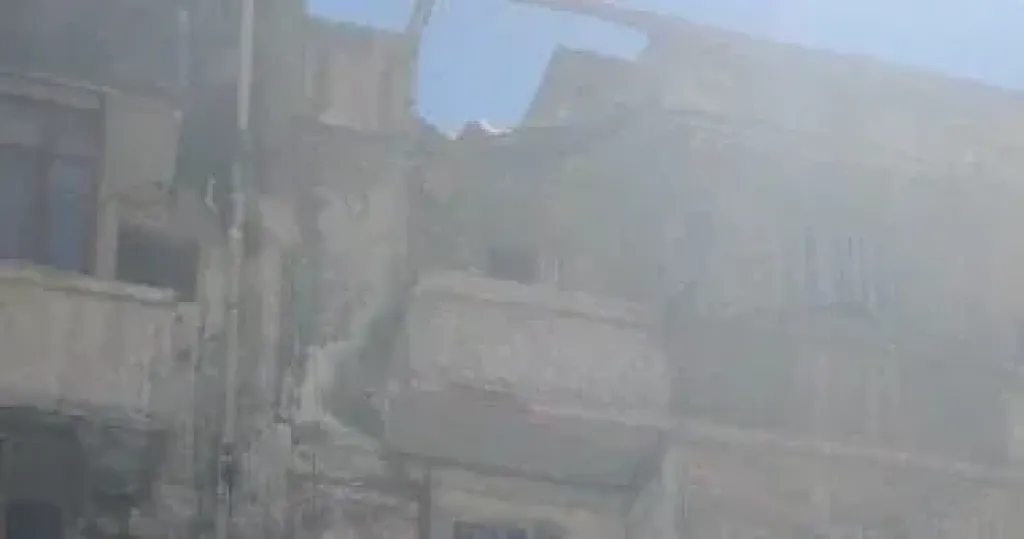  سقوط أجزاء عقار  