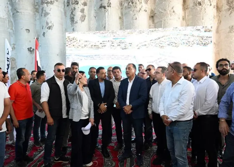 رئيس الوزراء يتفقد مشروع نفق الطريق الساحلي بو غاز نيو مارينا
