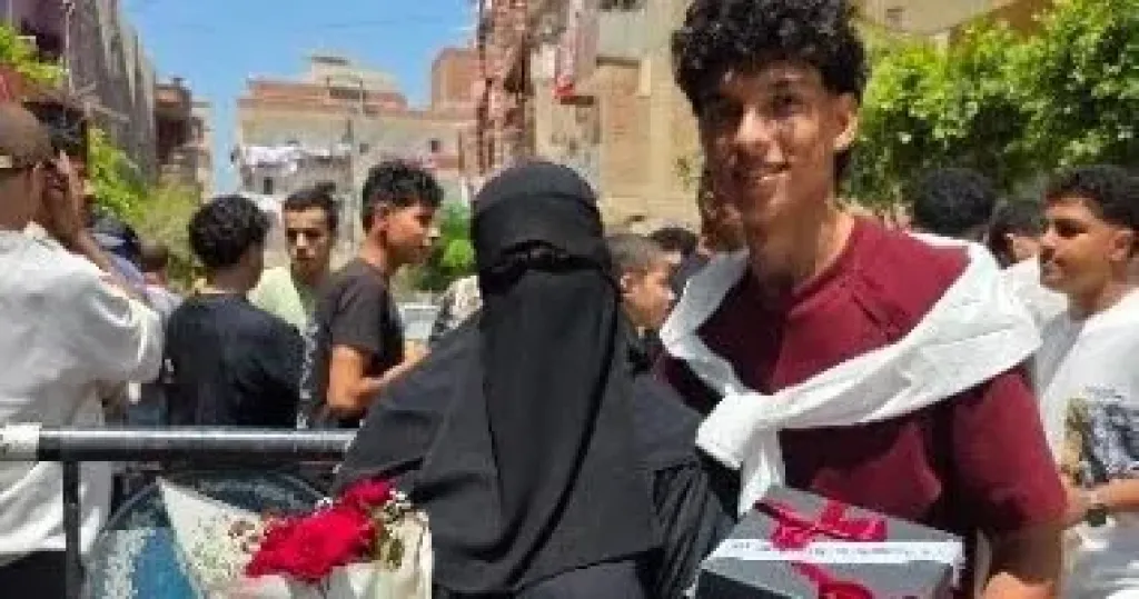 أم تهدي نجلها بوكيه ورد وبوكس هدايا احتفالًا بانتهاء الثانوية العامة