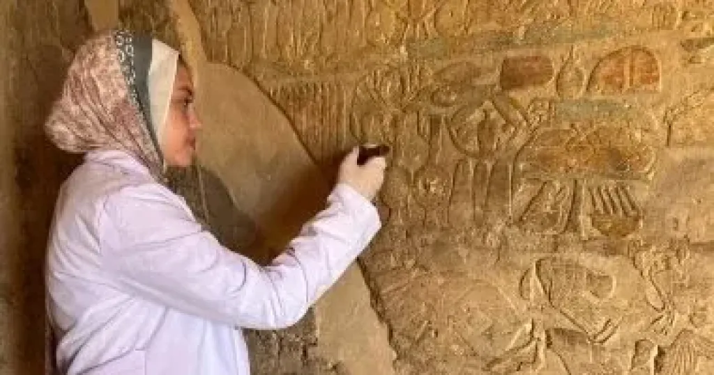 الكشف عن ثلاث مقابر صخرية تعود إلى عصر الدولة الحديثة،