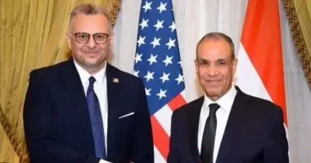 وزير الخارجية مع كبير مستشاري ترامب