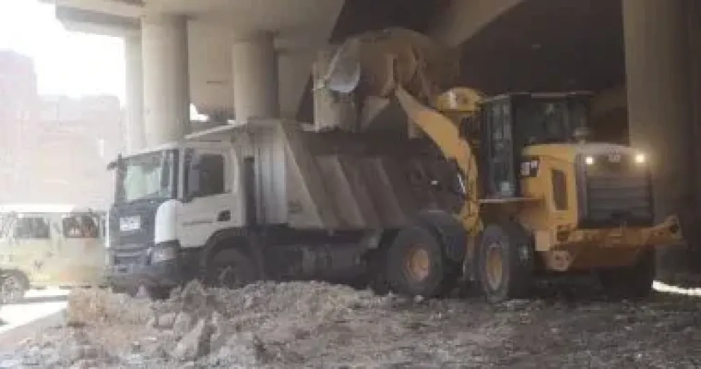 رفع مخلفات رتش من نفق المنشية بحى الهرم